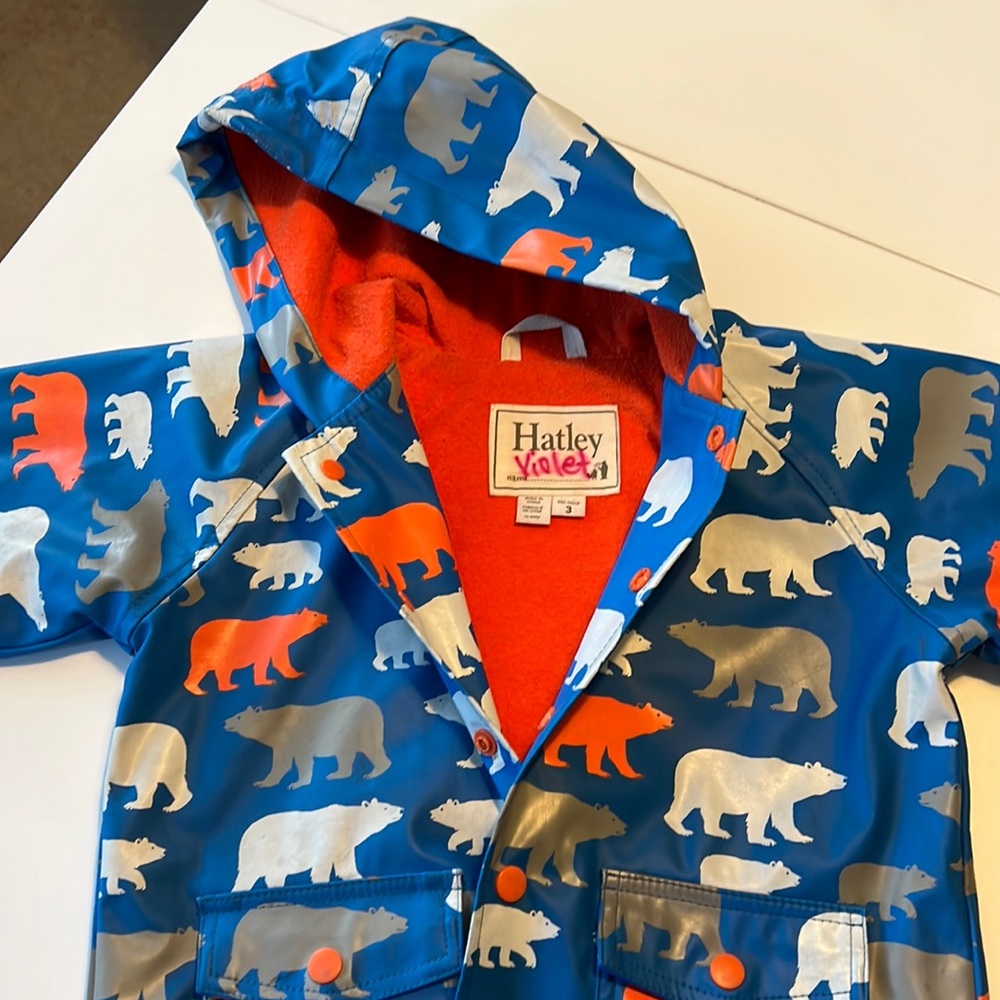 3T unisex Hatley raincoat. Soft/warm inside lining. Excellent condition.